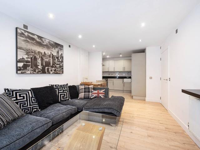 apartment in Globe Road, E1
