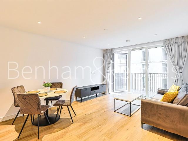 apartment in Greenleaf Walk, Southall, UB1