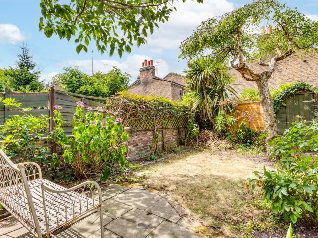 apartment in Greenside Road, Sherpherds Bush, W12