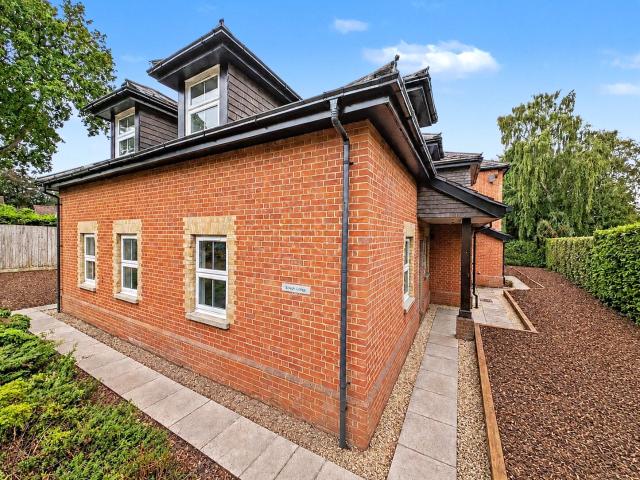 apartment in Dukes Ride, Crowthorne, RG45