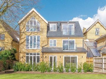 apartment in Dunheved Road North