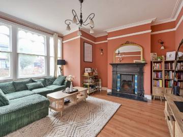 apartment in Durnsford Road