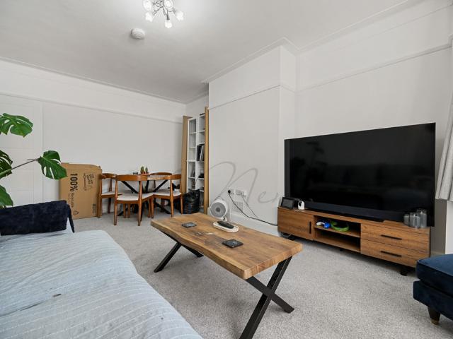 apartment in Forest Rise, London, E17