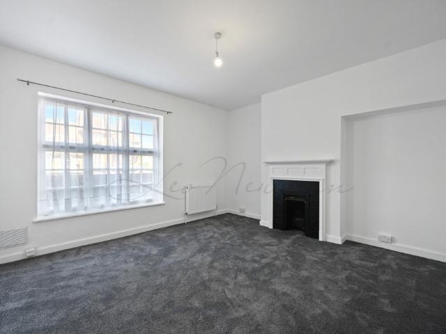 apartment in Falloden Way, London, NW11 6JG
