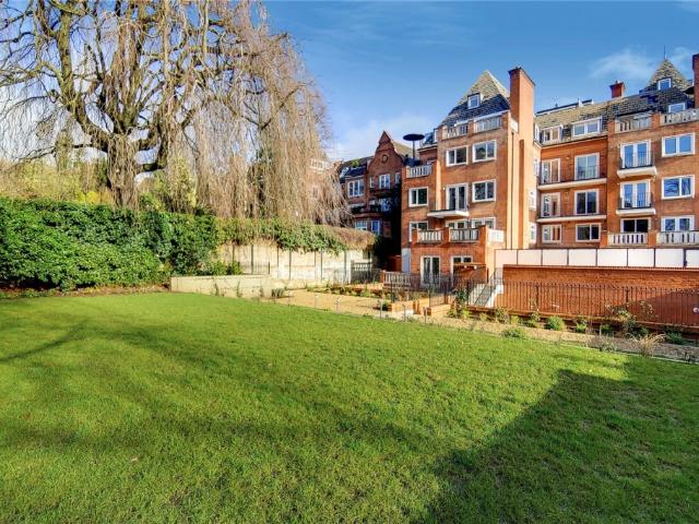 apartment in Fitzjohns Avenue, London, NW3
