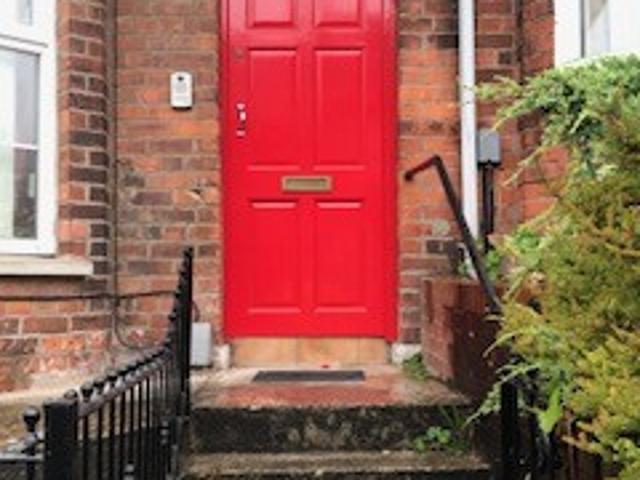 apartment in flat 2, 9 strandview street, belfast, bt9 5ff