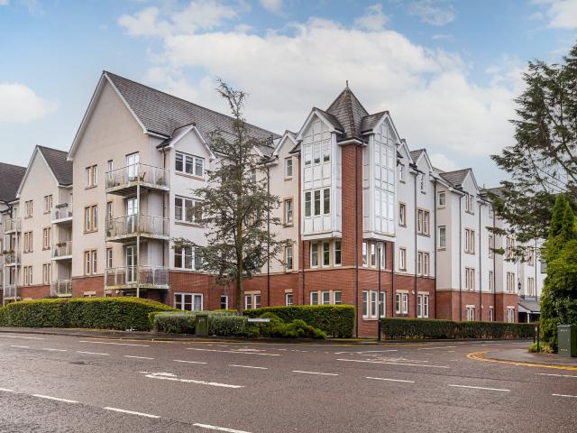 apartment in Flat J, 2 Whitecraigs Court, Giffnock, Glasgow, East Renfrewshire, G46 6SY