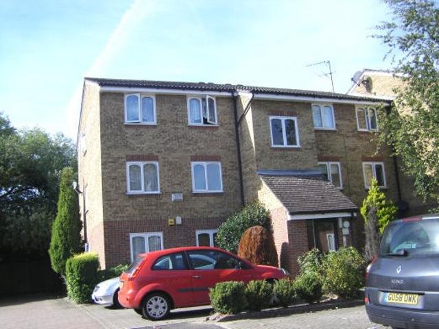 apartment in Frazer Close, Romford, Essex, RM1 2DG