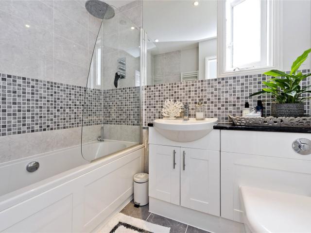 apartment in Fulham Palace Road,, SW6