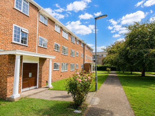 apartment in Kingfisher Drive, Staines upon Thames