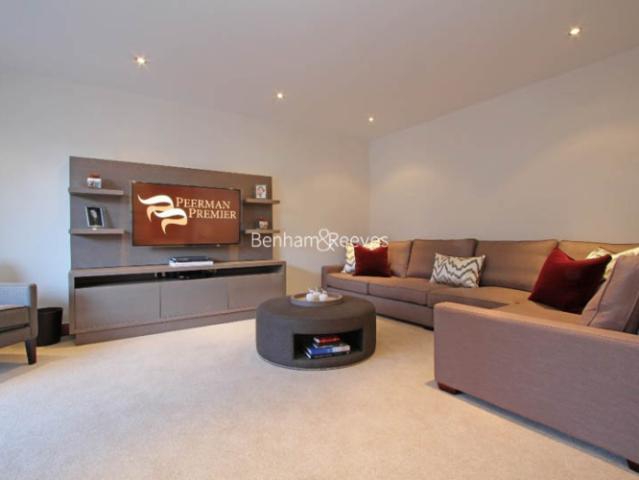 apartment in Kingston House South, Knightsbridge, SW7