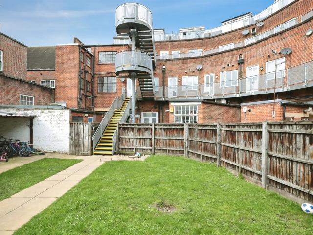apartment in Kings Court HP11