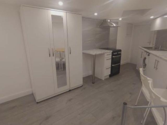 apartment in Howard Road,, IG11