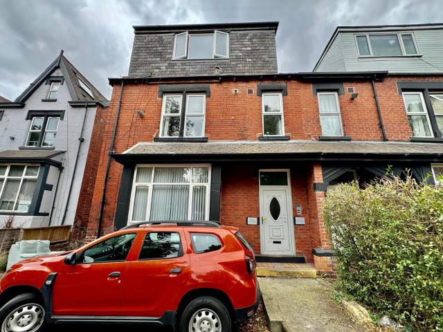apartment in Harehills Avenue, LS8 4HX, Leeds