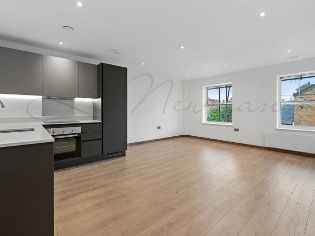 apartment in Harvest Lane, Thames Ditton, KT7