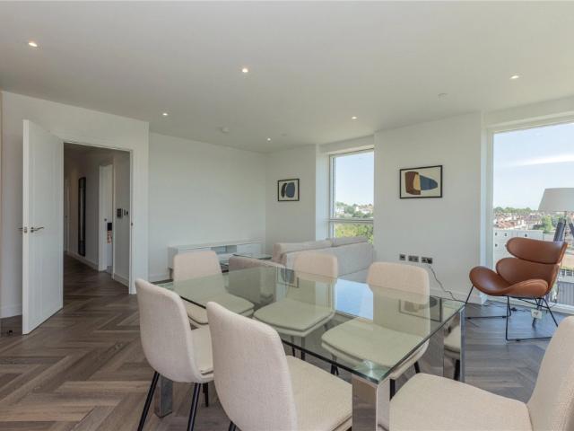 apartment in Henshaw Parade, The Hyde, London, NW9