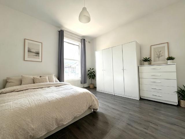 apartment in Hermitage Road, Haringey, London, N4 1NL