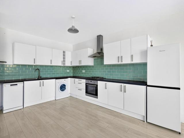 apartment in High Street, Teddington, TW11