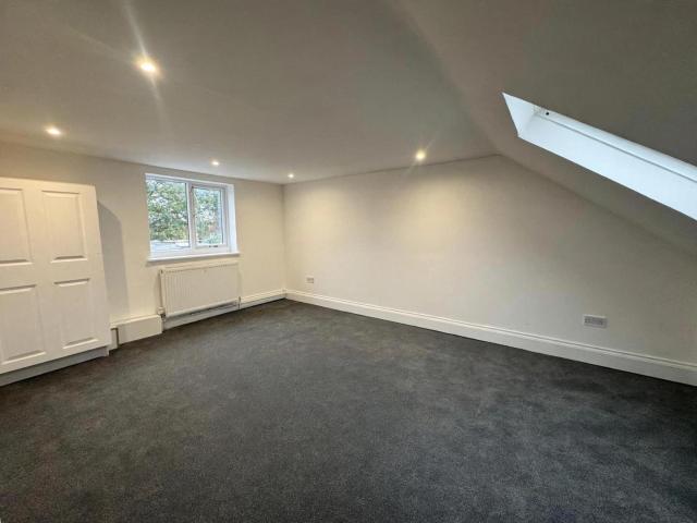 apartment in Highfield Road, Acton, W3