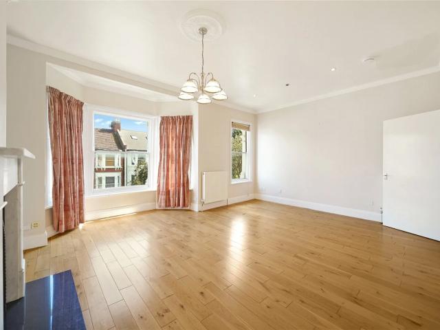 apartment in Hillfield Road West Hampstead, NW6