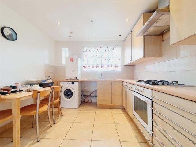 Apartment In Oman Avenue, London Nw2