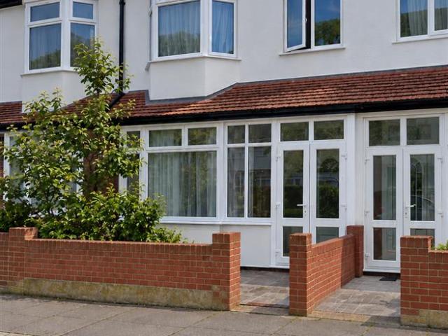Apartment In Ladysmith Road, London N17