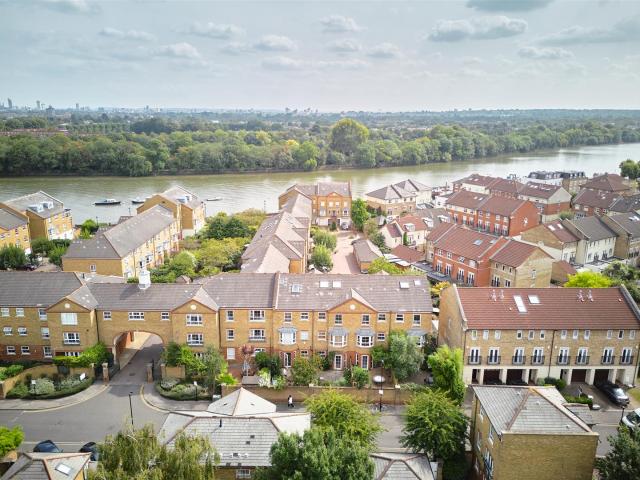 Apartment in Malthouse Drive, Chiswick, W4