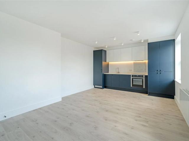 apartment in Mitcham Lane London, SW16