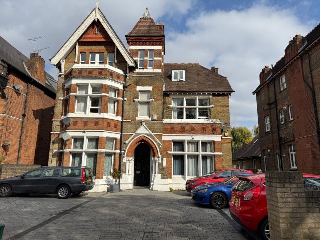 apartment in North Common Road