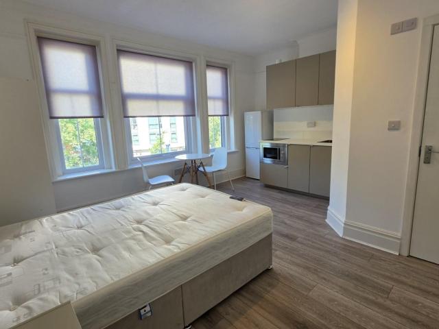 apartment in New Broadway, Ealing, W5