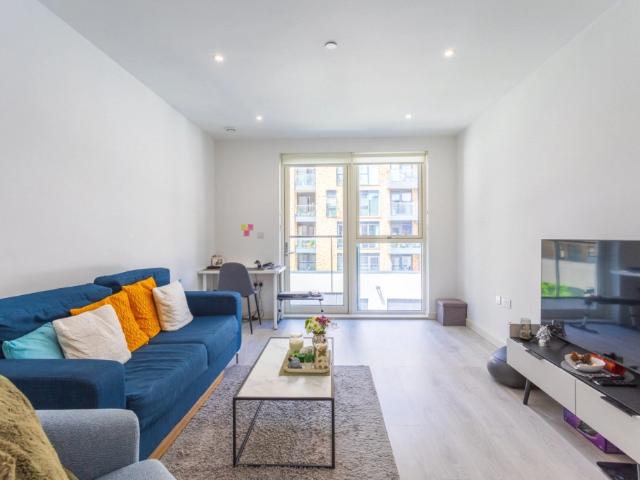 apartment in Smithy Lane, Hounslow, TW3