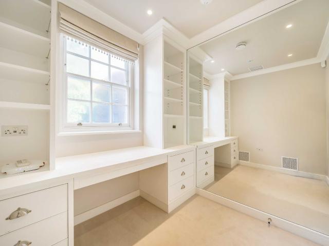 apartment in Somerset Square, Holland Park, W14