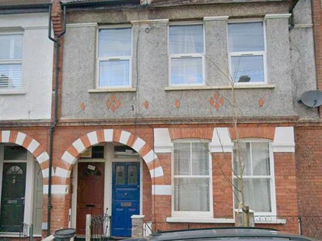Apartment In Salterford Road, London Sw17