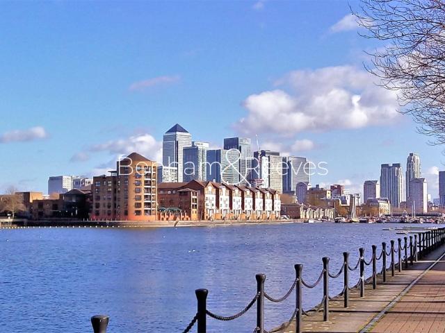 apartment in Seafarer Way, London, SE16