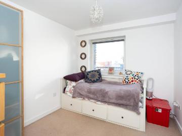 apartment in Selden Hill, HP2