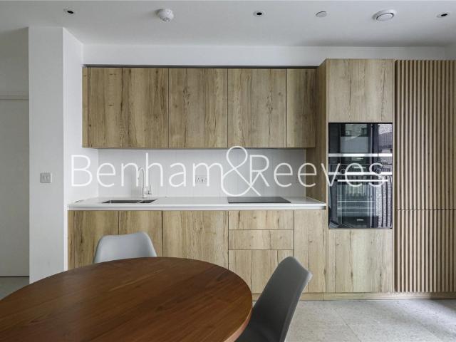 apartment in Sidney Street, Whitechapel, E1