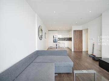 apartment in Skyline Apartments, Devan Grove, London