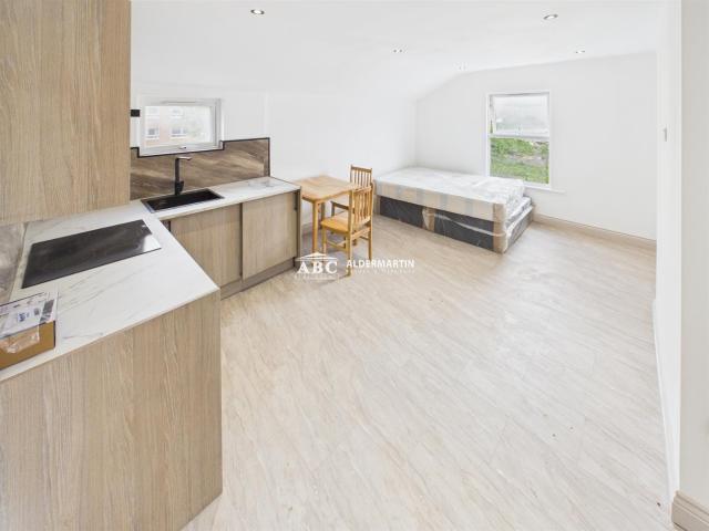 apartment in Station Road, London, NW4 3SX
