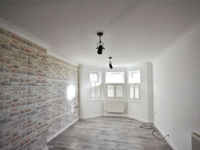 apartment in Stoneleigh Court, Reading, Berkshire, RG7 5JQ