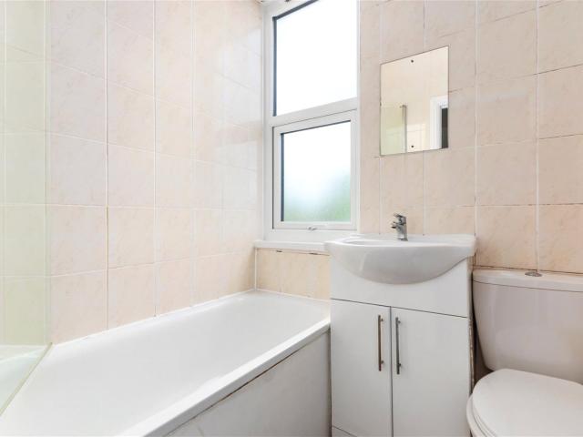apartment in Streatham High Road, Streatham Station, SW16