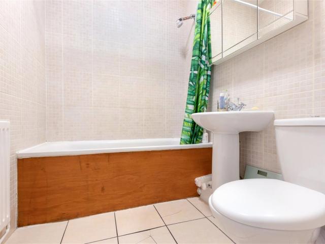apartment in Streatham High Road, Streatham Station, SW16