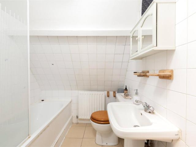 apartment in Streatham High Road, Streatham, SW16