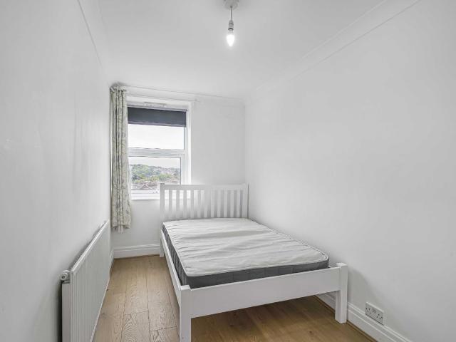 apartment in Streatham High Road, Streatham, SW16