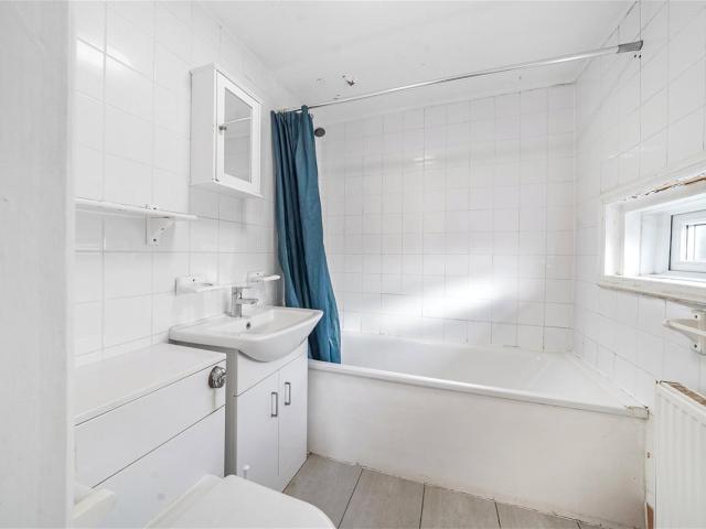 apartment in Streatham High Road, Streatham, SW16