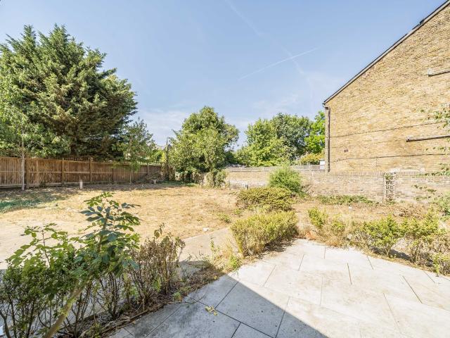apartment in Sutton Court Road, Chiswick, W4