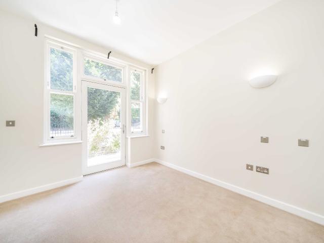 apartment in Sutton Court Road, Chiswick, W4