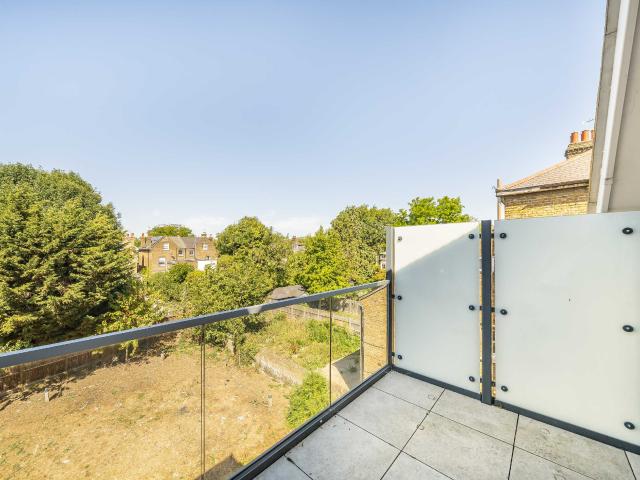 apartment in Sutton Court Road, Chiswick, W4