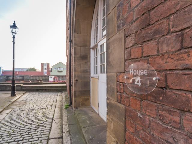 Apartment in Pacific Court, Hull, HU1 1NQ