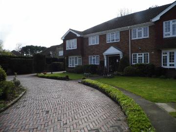 apartment in Parkstone Avenue, Hornchurch, Essex, RM11 2BE