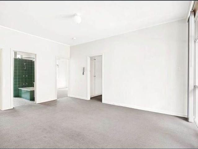 APARTMENT IN PRIME HAWTHORN LOCATION